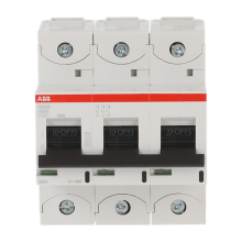 3-napainen KM-käyrä 40A, IEC/EN 60947-2: Un= 415VAC 50 kA, Un= 690VAC 6 kA, Magneettinen laukaisu