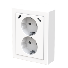 Maadoitettu 2-osainen pistorasia, 2 x USB C -laturilla, kulma-asennus, IP21